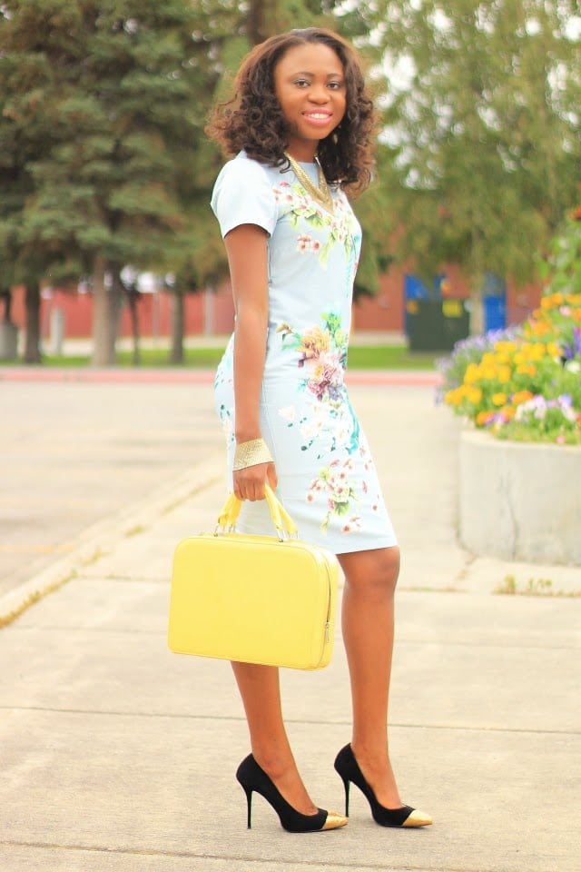 Luggage purse A simple and chic way to style is floral dress. Paired with an unconventional luggage purse, a mesh neckerchief, and suede pumps. A showstopper, cute outfit for fashion bloggers and fashionistas alike.