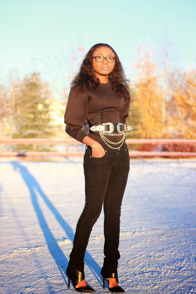 Black Monochrome Outfit Inspiration | Discover some of the best fall and winter styles. Black long sleeves neoprene top and jeans for a stylish outfit.