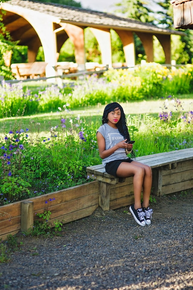 Alaska Fashion Blogger | Wearing a chic grey fashion blogger shirt, black summer shorts and stiletto heels for a stylish summer look.