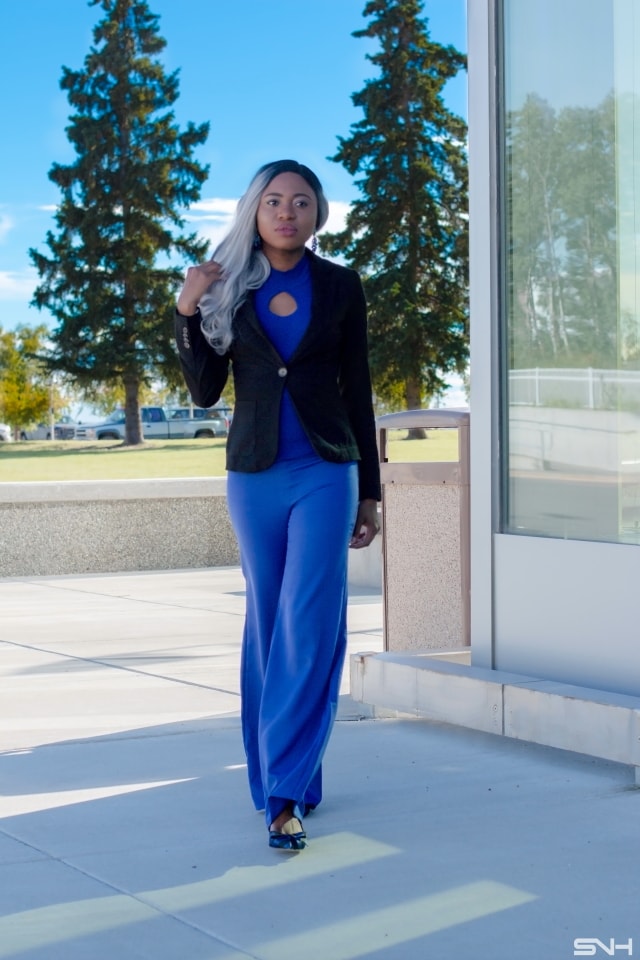 Black and blue outfit | This black and blue blazer and pants outfit is the perfect balance of a classic and modern look. Paired with a high waist wide leg pants and short sleeve sweater makes it a perfect fall outfit. Click to check out the rest of her looks. Fashion blogger | Style blogger | Fall style | Fall fashion | African