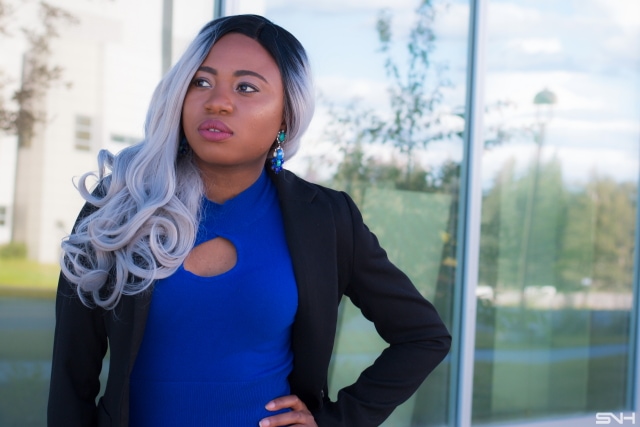 Black and blue outfit | This black and blue blazer and pants outfit is the perfect balance of a classic and modern look. Paired with a high waist wide leg pants and short sleeve sweater makes it a perfect fall outfit. Click to check out the rest of her looks. Fashion blogger | Style blogger | Fall style | Fall fashion | African