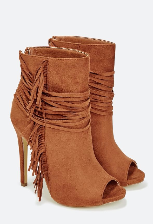 50 Trendy Fall Booties under $50 | Searching for cute, trendy and affordable ankle booties for fall? Find the most stylish fall boots from cutout booties and tie-up booties, to classic stacked heels bootie, Western boots, and wedges from some of the best known fast fashion brands. All of these amazing styles in one place (+ where to get them). Click to see all!