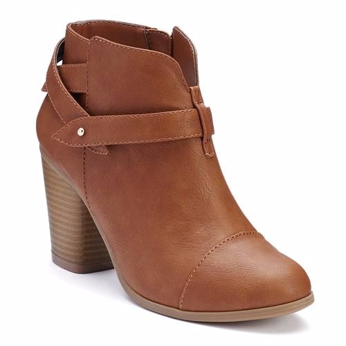 50 Trendy Fall Booties under $50 | Searching for cute, trendy and affordable ankle booties for fall? Find the most stylish fall boots from cutout booties and tie-up booties, to classic stacked heels bootie, Western boots, and wedges from some of the best known fast fashion brands. All of these amazing styles in one place (+ where to get them). Click to see all!