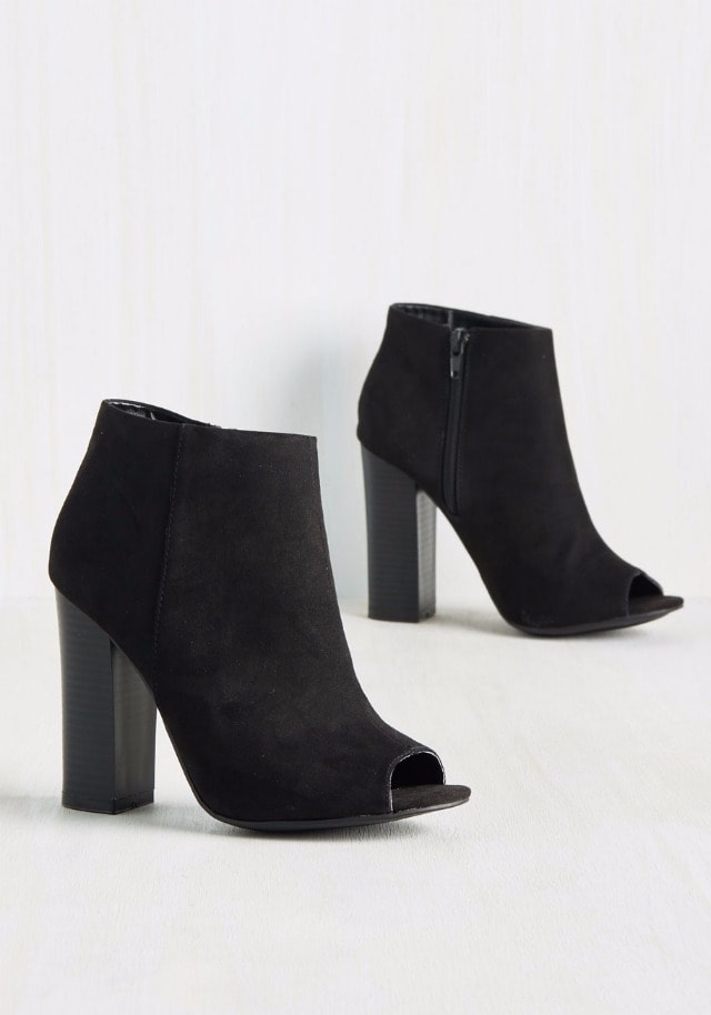 50 Trendy Fall Booties under $50 | Searching for cute, trendy and affordable ankle booties for fall? Find the most stylish fall boots from cutout booties and tie-up booties, to classic stacked heels bootie, Western boots, and wedges from some of the best known fast fashion brands. All of these amazing styles in one place (+ where to get them). Click to see all!