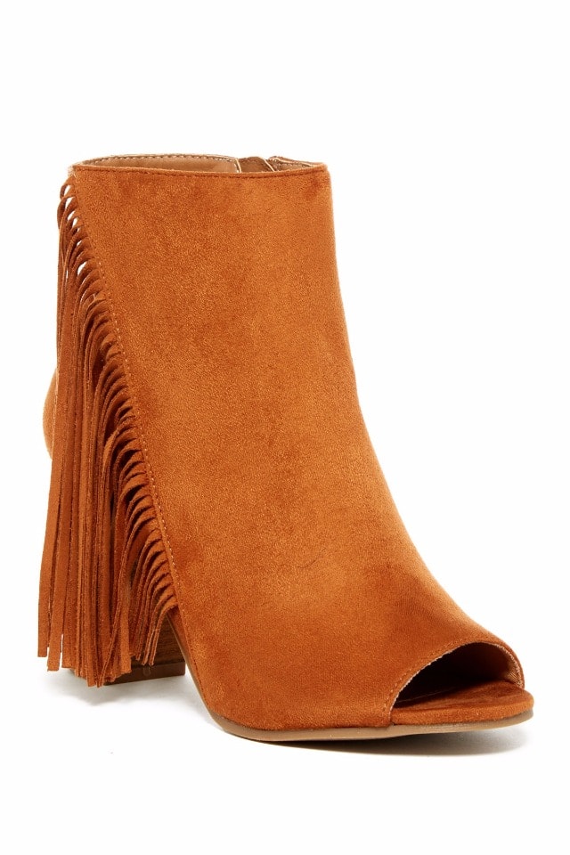 50 Trendy Fall Booties under $50 | Searching for cute, trendy and affordable ankle booties for fall? Find the most stylish fall boots from cutout booties and tie-up booties, to classic stacked heels bootie, Western boots, and wedges from some of the best known fast fashion brands. All of these amazing styles in one place (+ where to get them). Click to see all!