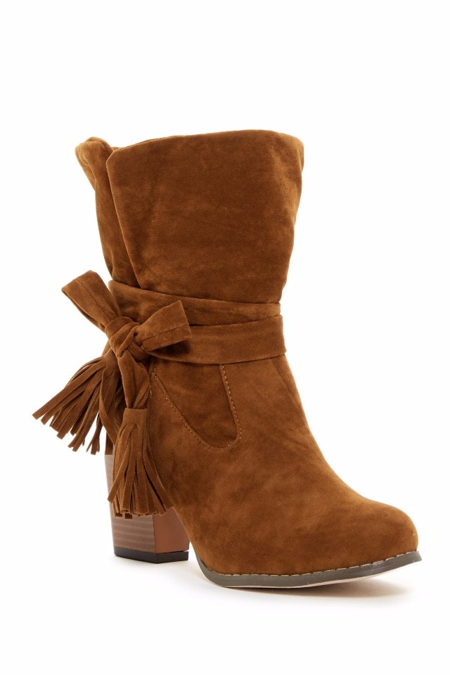 50 Trendy Fall Booties under $50 | Searching for cute, trendy and affordable ankle booties for fall? Find the most stylish fall boots from cutout booties and tie-up booties, to classic stacked heels bootie, Western boots, and wedges from some of the best known fast fashion brands. All of these amazing styles in one place (+ where to get them). Click to see all!