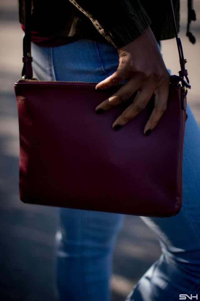 Fashion blogger, Louisa Moje shares her Old Navy 50 States 50 Styles look wearing Old Navy skinny jeans, tan floppy hat and ballet flats, olive outerwear jacket, burgundy purse and tank.