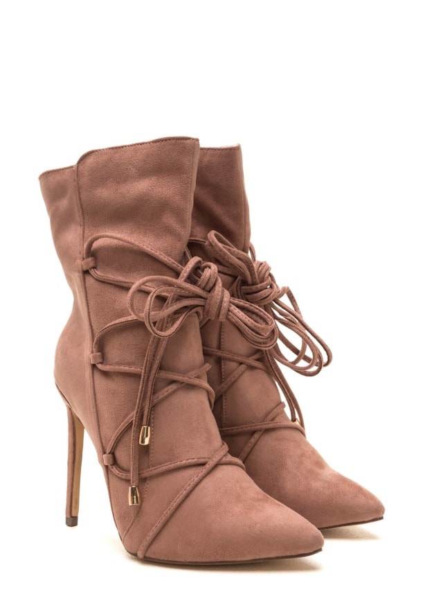 50 Trendy Fall Booties under $50 | Searching for cute, trendy and affordable ankle booties for fall? Find the most stylish fall boots from cutout booties and tie-up booties, to classic stacked heels bootie, Western boots, and wedges from some of the best known fast fashion brands. All of these amazing styles in one place (+ where to get them). Click to see all!