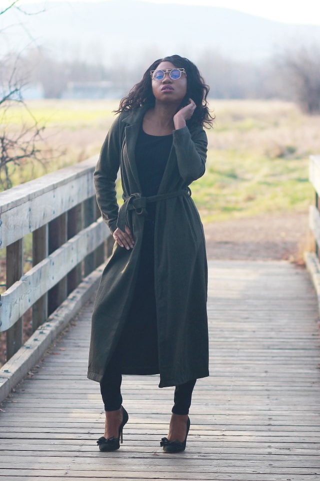 Fall Style: Longline coat and motto denim | Fashion blogger rocking a chic fall style. Her pick? A hunter green longline coat paired with a stunning suede heels and mauve bucket bag. 