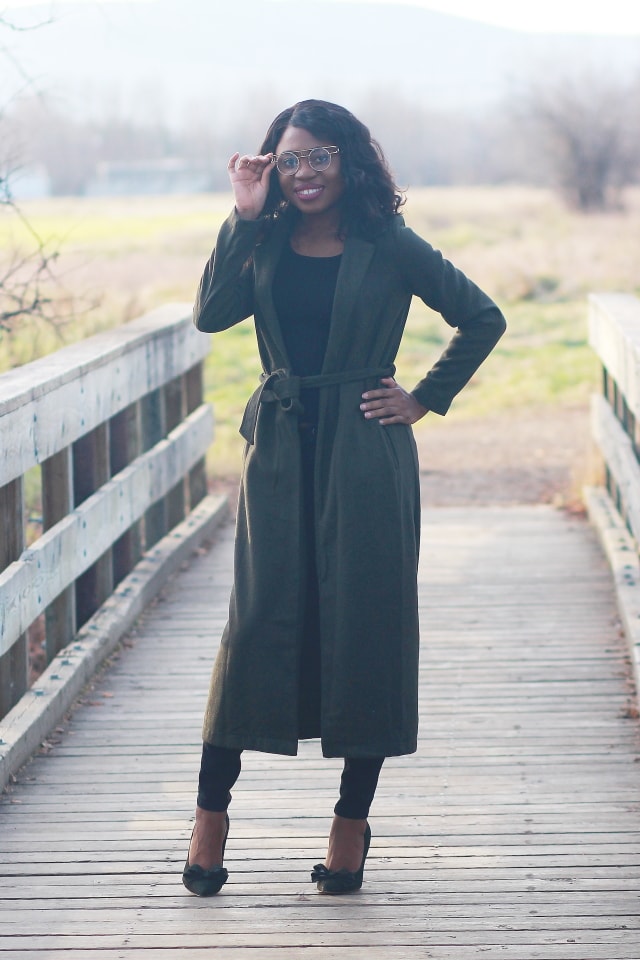 Fall Style: Longline coat and motto denim | Fashion blogger rocking a chic fall style. Her pick? A hunter green longline coat paired with a stunning suede heels and mauve bucket bag. 