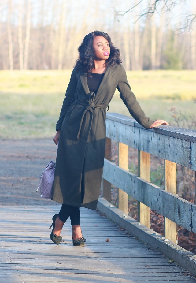 Fall Style: Longline coat and motto denim | Fashion blogger rocking a chic fall style. Her pick? A hunter green longline coat paired with a stunning suede heels and mauve bucket bag. 