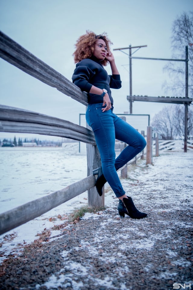 Neoprene Bomber Jacket for Fall | Need some styling inspiration for this futuristic piece of clothing? Visit the blog to see how you can rock neoprene fashion this season. She paired the minimalistic Alexander Wang x H&M bomber jacket with a pair of high-waisted skinny jeans and a chic pair of ankle boots. Check it out!