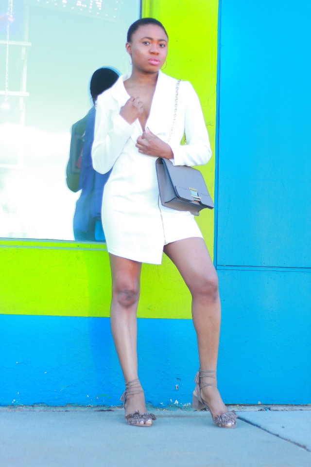 Can't seem to get over how well she styled this menswear-inspired blazer dress. The chunky fringe heels adds a unique twist to this super sexy look. The structured collar and asymmetric cut makes her look super stylish! Tuxedo dress | Summer fashion | Mini dress | Taupe heels | Fringe tassel sandals