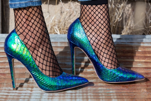 This bell sleeve outfit is THE BEST! I love how she put a unique spin on this season's favorite bell sleeve blouse by pairing it with three-quarter ankle pants, fishnet socks, and holographic heels. I need everything she's wearing!