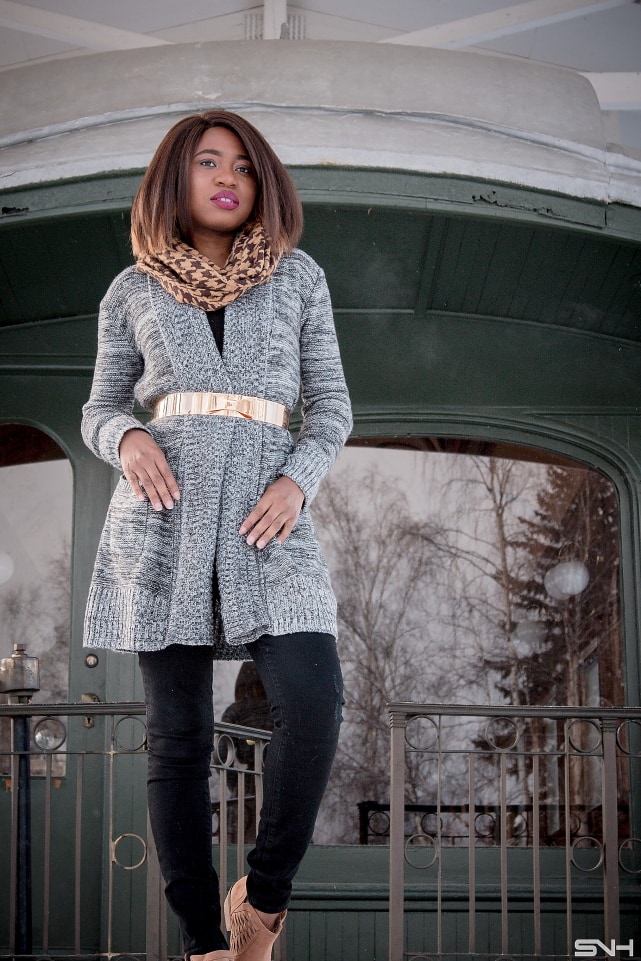 Swooning over how she styled this open front cardigan. Ehe metal waist belt perfectly defines her waist. Winter fashion | Wrap-around sweater | Cold weather look | Fall style