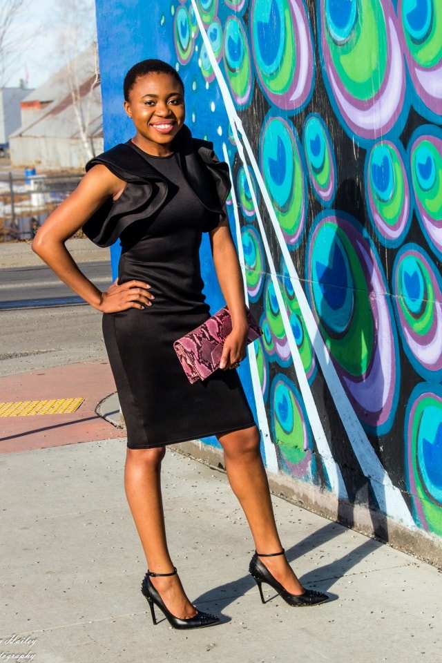 OMG! Love this black midi dress with ruffle sleeves. It'll be a perfect wedding guest look or a dressed up occasion. Love how she kept the look simple in this black monochrome look and a touch of pink. The statement sleeves, animal print purse, and studded heels make the look pop. Little Black Dress | Summer fashion | Fashion blogger | Spring style | Spring outfit | Bodycon dress outfit | Spring fashion | Summer looks | Summer hair | Street Style | Modest fashion | Conservative style |