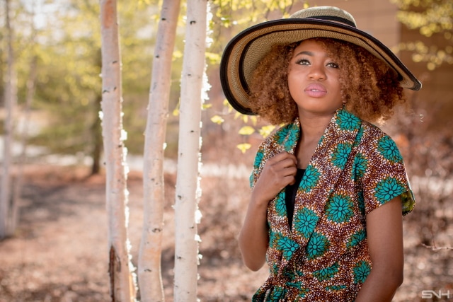 OMG! I need her entire look. The short sleeve African print lapel coat is a super stylish way to rock coats even in the summer. Love how she paired it with a stunning wide brim hat and a sexy pair of ankle lace socks. All about Ankara jackets | African prints | Nigerian fashion | African fashion | African print clothes | ankara jackets | Dashiki Dress | African clothing | Dashiki skirt | African print styles | African print dress | African attire |