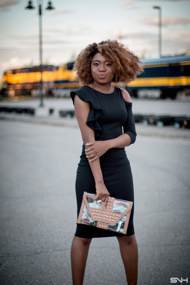 OMG her black midi dress is giving me life! ? Can't get over the asymmetric sleeves with ruffles and cold shoulder pizzazz. She nailed this dress outfit by pairing it with classic nude pumps and an envelope clutch. A dress that you can dress up or down! Little black dress, bodycon dress, Dress with ruffles, Black dress, LBD, Summer dress, Formal dress, Modest dress, Wedding guest outfit, Black girl, Classy dress, womens style