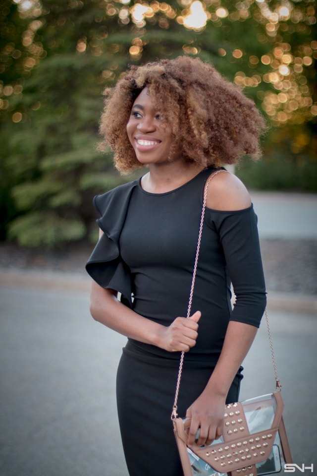 OMG her black midi dress is giving me life! ? Can't get over the asymmetric sleeves with ruffles and cold shoulder pizzazz. She nailed this dress outfit by pairing it with classic nude pumps and an envelope clutch. A dress that you can dress up or down! Little black dress, bodycon dress, Dress with ruffles, Black dress, LBD, Summer dress, Formal dress, Modest dress, Wedding guest outfit, Black girl, Classy dress, womens style