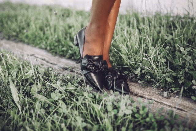 I'm obsessed with this black bow detail flats! The pointed toe design and perfect blend between patent and matte gives it that expensive touch. Need this!