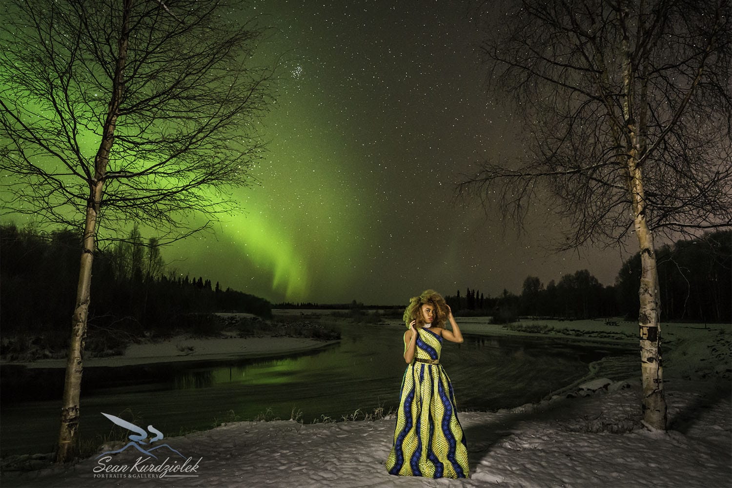 A mesmerizing aurora borealis photo. This shot looks surreal with the Northern Lights in its full glory. Love how Louisa, a fashion blogger wore a piece of Africa by rocking a gorgeous ankara maxi dress in the middle of Alaska! Winter fashion, dutch wax, kente, kitenge, dashiki, African styles, African prints, Nigerian style, Ghana fashion #ankara #africanprint