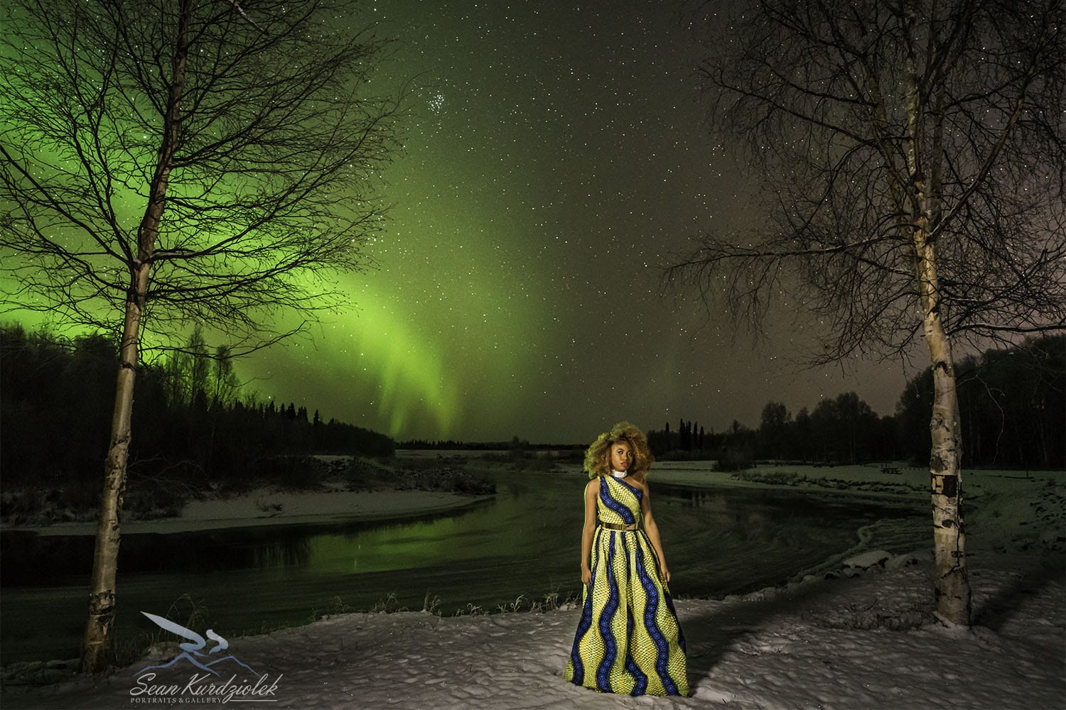 A mesmerizing aurora borealis photo. This shot looks surreal with the Northern Lights in its full glory. Love how Louisa, a fashion blogger wore a piece of Africa by rocking a gorgeous ankara maxi dress in the middle of Alaska! Winter fashion, dutch wax, kente, kitenge, dashiki, African styles, African prints, Nigerian style, Ghana fashion #ankara #africanprint