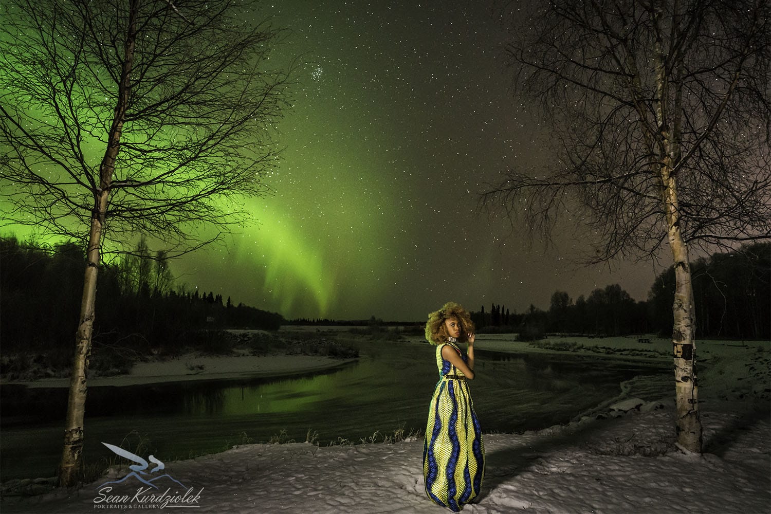A mesmerizing aurora borealis photo. This shot looks surreal with the Northern Lights in its full glory. Love how Louisa, a fashion blogger wore a piece of Africa by rocking a gorgeous ankara maxi dress in the middle of Alaska! Winter fashion, dutch wax, kente, kitenge, dashiki, African styles, African prints, Nigerian style, Ghana fashion #ankara #africanprint