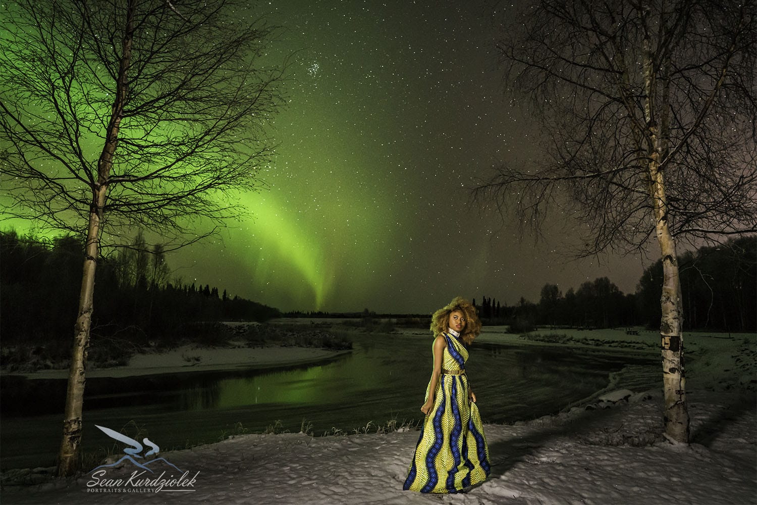 A mesmerizing aurora borealis photo. This shot looks surreal with the Northern Lights in its full glory. Love how Louisa, a fashion blogger wore a piece of Africa by rocking a gorgeous ankara maxi dress in the middle of Alaska! Winter fashion, dutch wax, kente, kitenge, dashiki, African styles, African prints, Nigerian style, Ghana fashion #ankara #africanprint