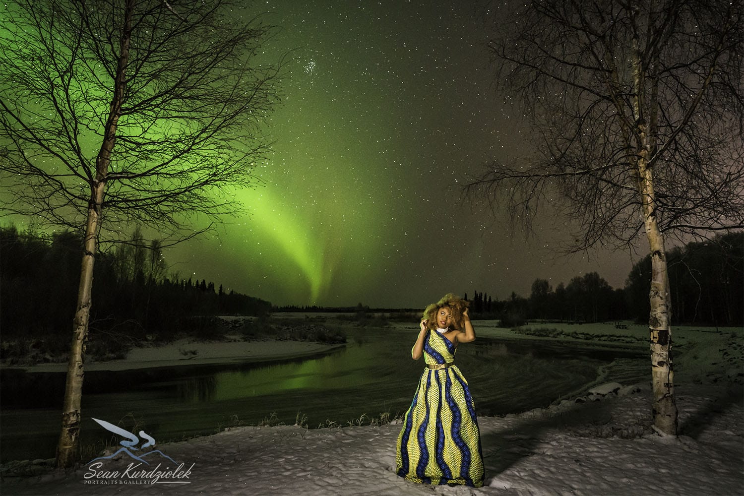 A mesmerizing aurora borealis photo. This shot looks surreal with the Northern Lights in its full glory. Love how Louisa, a fashion blogger wore a piece of Africa by rocking a gorgeous ankara maxi dress in the middle of Alaska! Winter fashion, dutch wax, kente, kitenge, dashiki, African styles, African prints, Nigerian style, Ghana fashion #ankara #africanprint