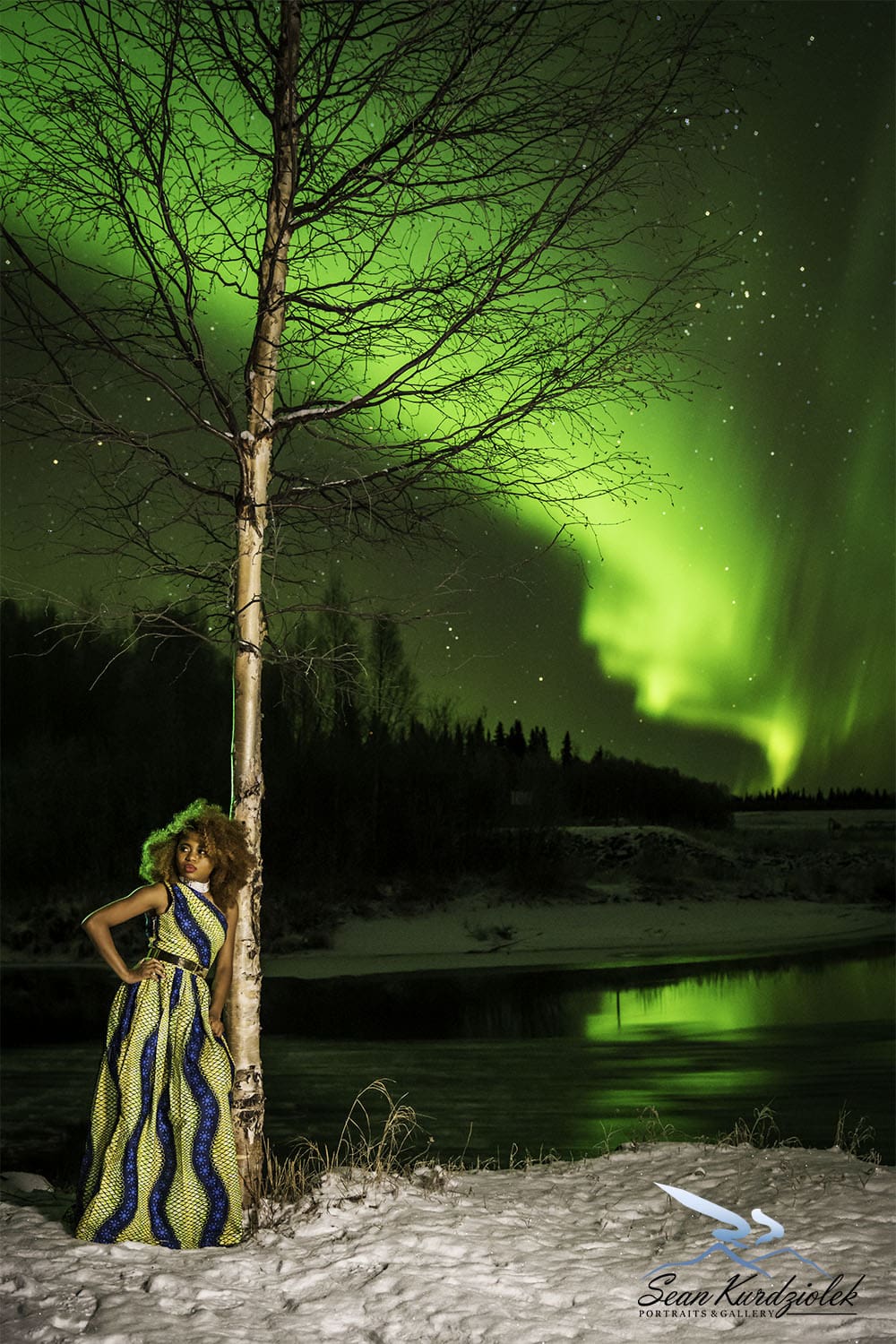 A mesmerizing aurora borealis photo. This shot looks surreal with the Northern Lights in its full glory. Love how Louisa, a fashion blogger wore a piece of Africa by rocking a gorgeous ankara maxi dress in the middle of Alaska! Winter fashion, dutch wax, kente, kitenge, dashiki, African styles, African prints, Nigerian style, Ghana fashion #ankara #africanprint