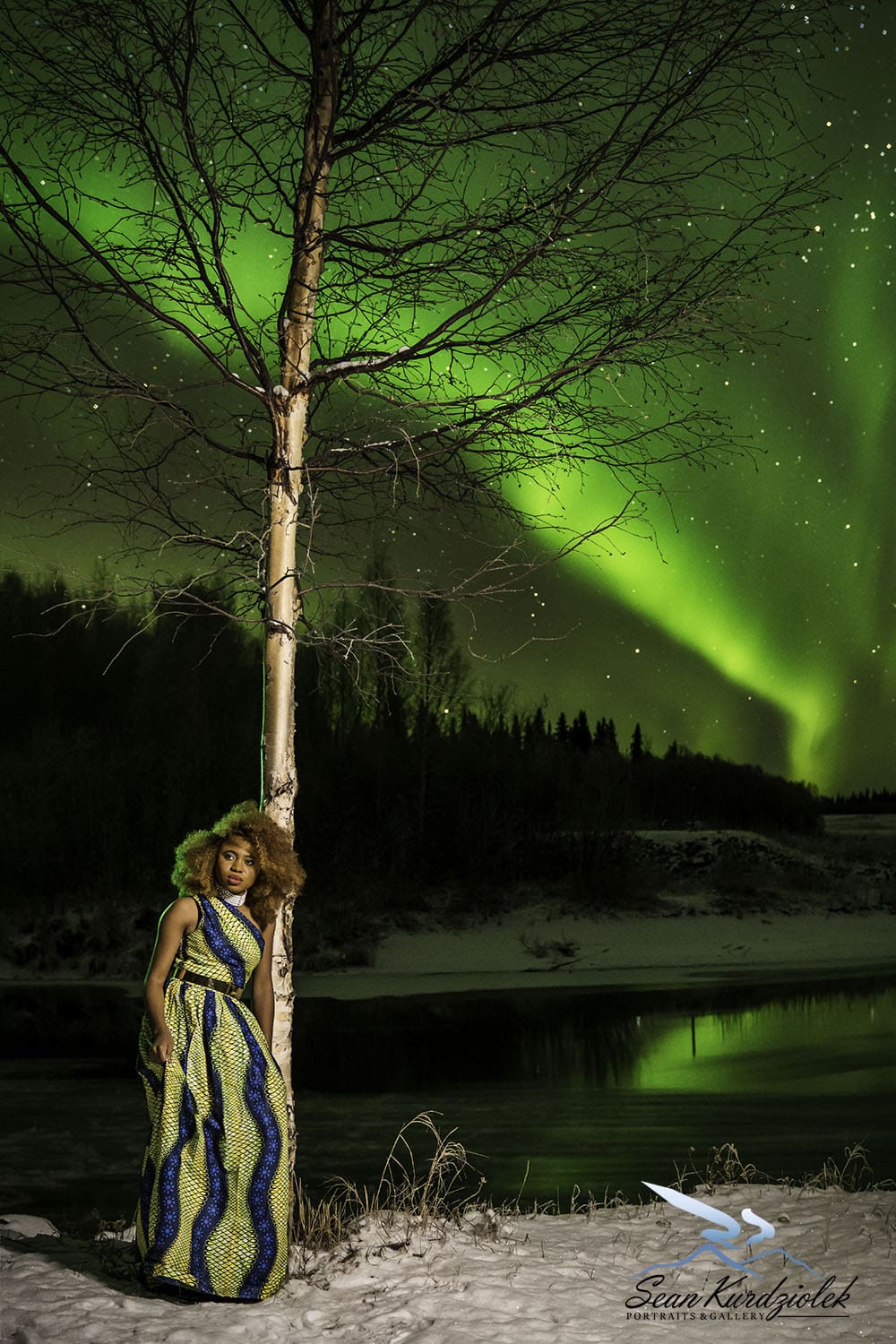 A mesmerizing aurora borealis photo. This shot looks surreal with the Northern Lights in its full glory. Love how Louisa, a fashion blogger wore a piece of Africa by rocking a gorgeous ankara maxi dress in the middle of Alaska! Winter fashion, dutch wax, kente, kitenge, dashiki, African styles, African prints, Nigerian style, Ghana fashion #ankara #africanprint