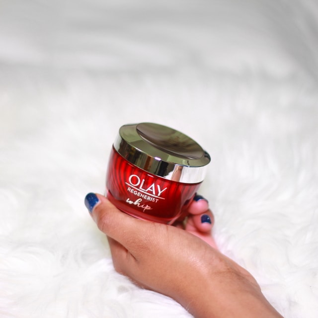 Beauty and skincare blogger, Louisa of La Passion Voutee shares a review and experience using the acclaimed Olay Regenerist Whip. Read on to discover what she had to say about this mystery facial moisturizer. #skincare #beauty