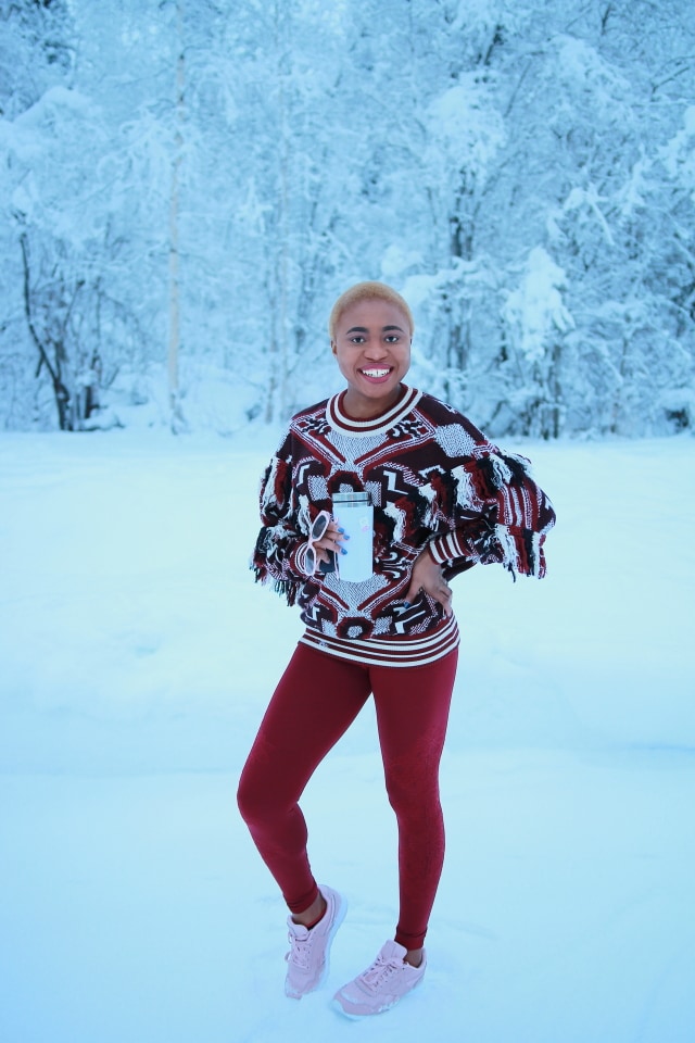 How to rock athleisure all year long! Crushing on how she transitioned this spring/summer favorite into a winter look. Louisa of La Passion Voutee makes the most out of living in Alaska with these awe-inspiring casual workout clothes. The subtle pairing of burgundy and rose gold (Reebok CL Harman Run shoes) is a unique winter combination.