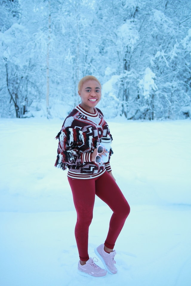 How to rock athleisure all year long! Crushing on how she transitioned this spring/summer favorite into a winter look. Louisa of La Passion Voutee makes the most out of living in Alaska with these awe-inspiring casual workout clothes. The subtle pairing of burgundy and rose gold (Reebok CL Harman Run shoes) is a unique winter combination.