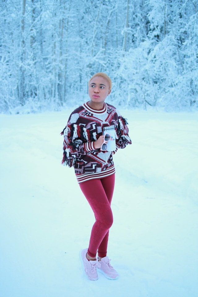 How to rock athleisure all year long! Crushing on how she transitioned this spring/summer favorite into a winter look. Louisa of La Passion Voutee makes the most out of living in Alaska with these awe-inspiring casual workout clothes. The subtle pairing of burgundy and rose gold (Reebok CL Harman Run shoes) is a unique winter combination.