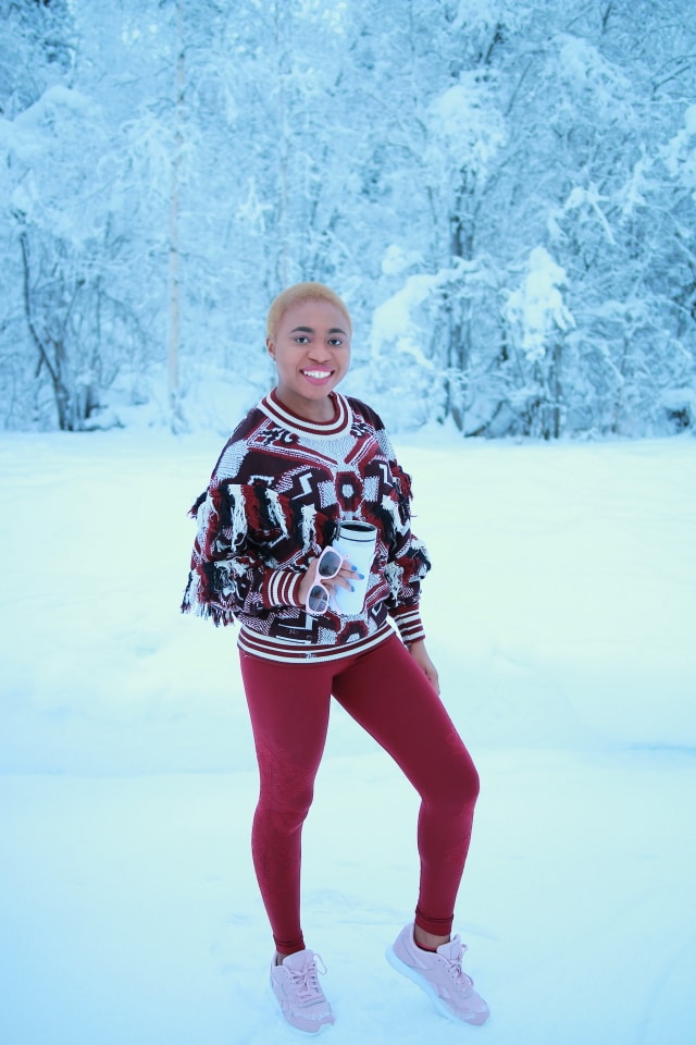 How to rock athleisure all year long! Crushing on how she transitioned this spring/summer favorite into a winter look. Louisa of La Passion Voutee makes the most out of living in Alaska with these awe-inspiring casual workout clothes. The subtle pairing of burgundy and rose gold (Reebok CL Harman Run shoes) is a unique winter combination.