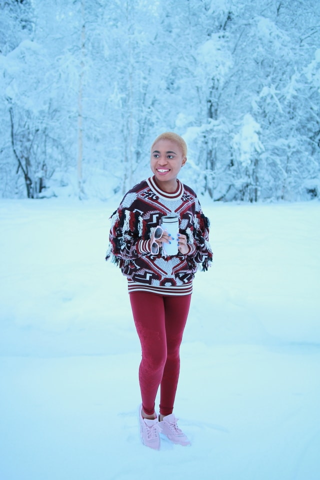 How to rock athleisure all year long! Crushing on how she transitioned this spring/summer favorite into a winter look. Louisa of La Passion Voutee makes the most out of living in Alaska with these awe-inspiring casual workout clothes. The subtle pairing of burgundy and rose gold (Reebok CL Harman Run shoes) is a unique winter combination.