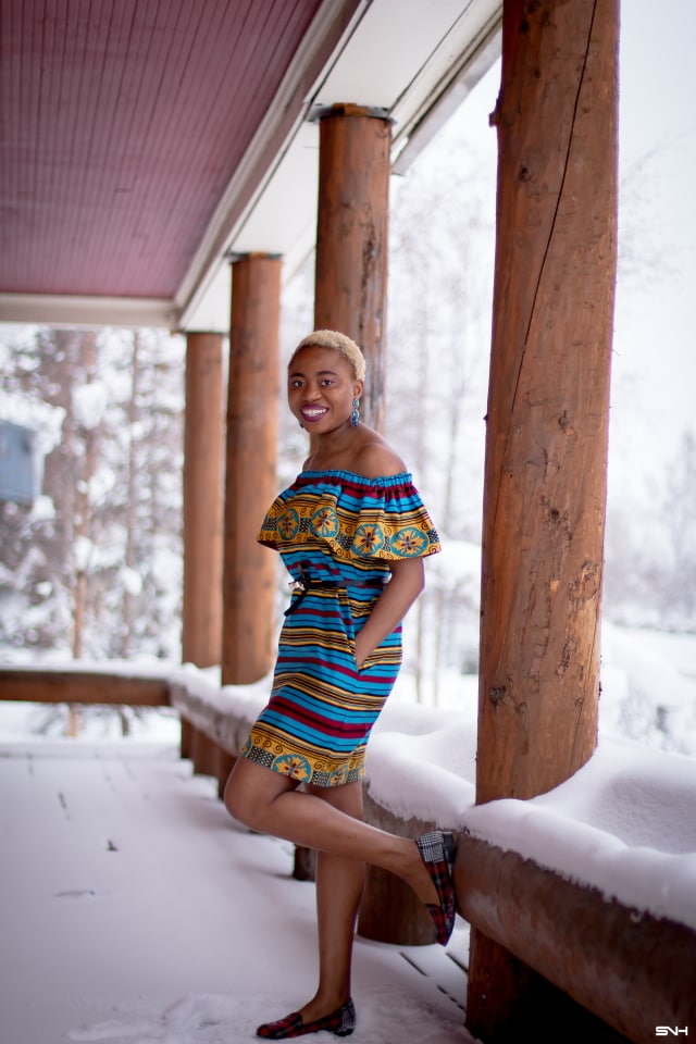 Spring is here but winter has a tight grip on us. Love how this blogger babe styled this African print off the shoulder dress with a loafer flat for a casual outfit. Her short blonde hair gives this simple outfit a certain je ne sais quoi that has us oohing and ahhing! This balck beauty got legs for days! #ankara #africanprint #ankarafashion #nigerian