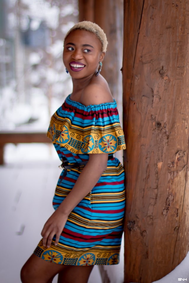 Spring is here but winter has a tight grip on us. Love how this blogger babe styled this African print off the shoulder dress with a loafer flat for a casual outfit. Her short blonde hair gives this simple outfit a certain je ne sais quoi that has us oohing and ahhing! This balck beauty got legs for days! #ankara #africanprint #ankarafashion #nigerian