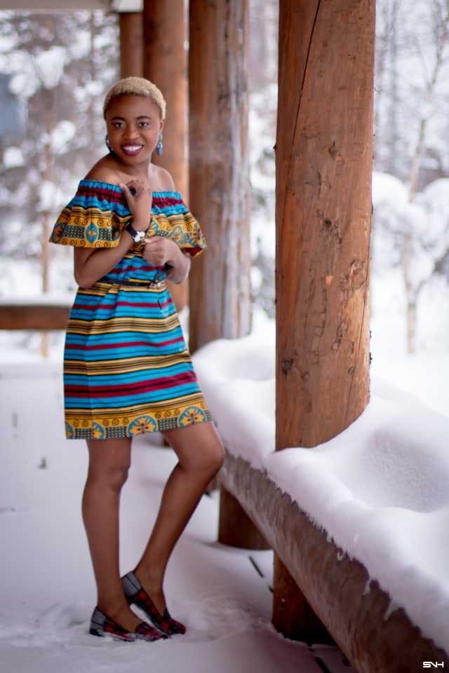 Spring is here but winter has a tight grip on us. Love how this blogger babe styled this African print off the shoulder dress with a loafer flat for a casual outfit. Her short blonde hair gives this simple outfit a certain je ne sais quoi that has us oohing and ahhing! This balck beauty got legs for days! #ankara #africanprint #ankarafashion #nigerian