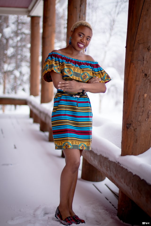 Spring is here but winter has a tight grip on us. Love how this blogger babe styled this African print off the shoulder dress with a loafer flat for a casual outfit. Her short blonde hair gives this simple outfit a certain je ne sais quoi that has us oohing and ahhing! This balck beauty got legs for days! #ankara #africanprint #ankarafashion #nigerian