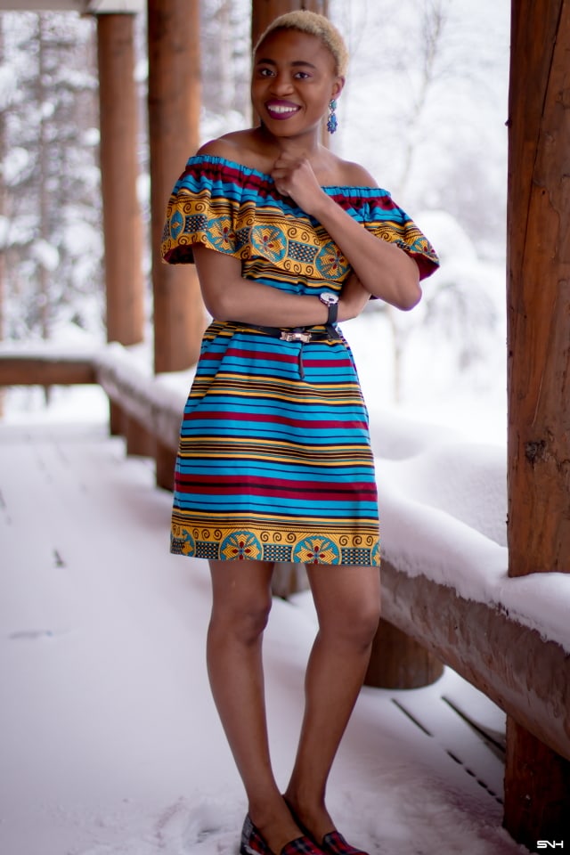 Spring is here but winter has a tight grip on us. Love how this blogger babe styled this African print off the shoulder dress with a loafer flat for a casual outfit. Her short blonde hair gives this simple outfit a certain je ne sais quoi that has us oohing and ahhing! This balck beauty got legs for days! #ankara #africanprint #ankarafashion #nigerian