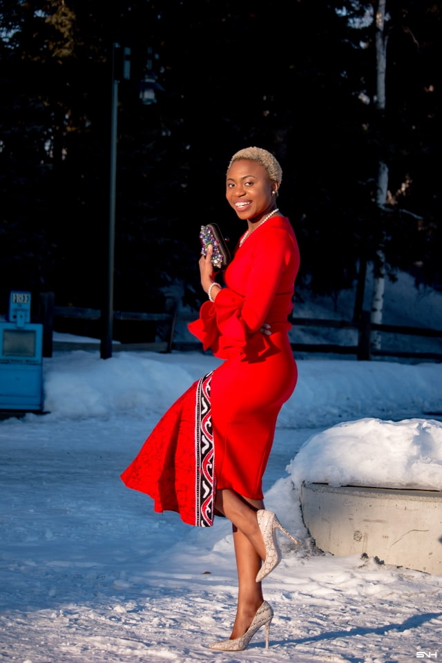 Turn heads and drop jaws looking like a million bucks in this ankara scuba sheath dress. Louisa Moje shares this one-of-a-kind neoprene midi dress as part of her 30 days series featuring stunning African print styles. Talk about a dress that hugs in all the right places! She brought the dress to life with a classic pearl necklace, embellished clutch and animal print leather pumps. #africanprint #ankarafashion