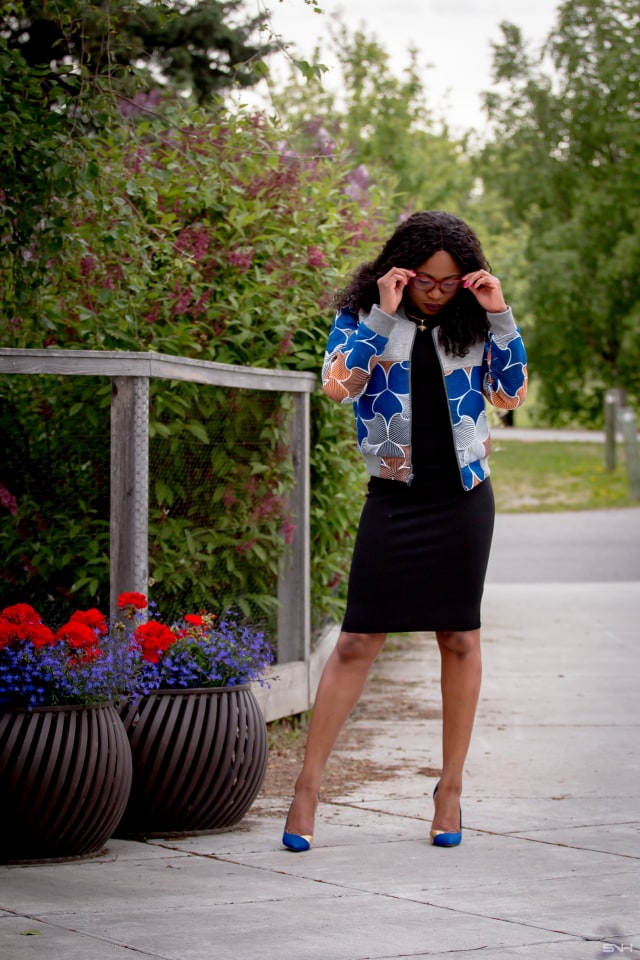 This is the only ankara jacket you need right now! Make a bold statement today in this stylish reversible ankara bomber jacket. Both a completer piece and a transitional outfit, this African print bomber jacket can be worn all year round. Get the scoop on this African bomber jacket and where to score cheap African jackets on the blog. #wakanda Dashiki, African fashion, African prints, Nigerian style Ankara, Dutch wax, Kente, Kitenge, Nigerian fashion, ankara crop top