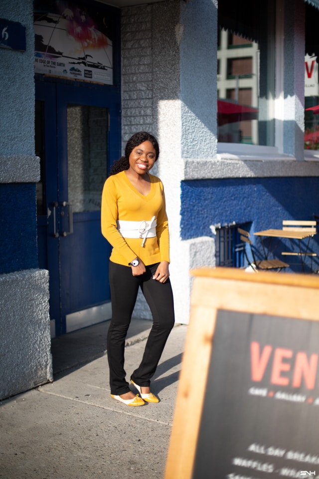 Finally a simple and practical way to style a bright color sweater. Love how she styled this mustard yellow sweater outfit with a complementary cream color obi belt. The two-tone ballet flats ties the entire look together! This fall look is all about yellow sweaters, yoga pants, pullover sweaters, Alaska blogger, New Jersey fashion blogger, and cozy outfits.