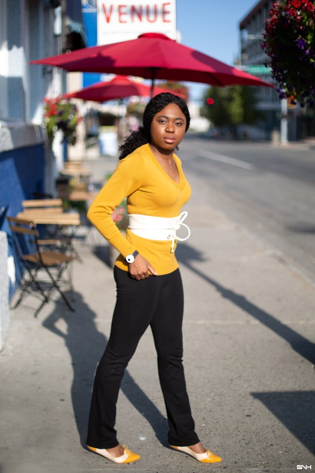 Finally a simple and practical way to style a bright color sweater. Love how she styled this mustard yellow sweater outfit with a complementary cream color obi belt. The two-tone ballet flats ties the entire look together! This fall look is all about yellow sweaters, yoga pants, pullover sweaters, Alaska blogger, New Jersey fashion blogger, and cozy outfits.