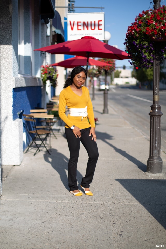 Finally a simple and practical way to style a bright color sweater. Love how she styled this mustard yellow sweater outfit with a complementary cream color obi belt. The two-tone ballet flats ties the entire look together! This fall look is all about yellow sweaters, yoga pants, pullover sweaters, Alaska blogger, New Jersey fashion blogger, and cozy outfits.