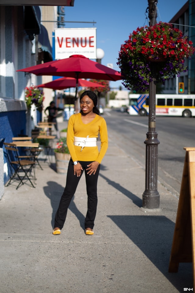 Finally a simple and practical way to style a bright color sweater. Love how she styled this mustard yellow sweater outfit with a complementary cream color obi belt. The two-tone ballet flats ties the entire look together! This fall look is all about yellow sweaters, yoga pants, pullover sweaters, Alaska blogger, New Jersey fashion blogger, and cozy outfits.