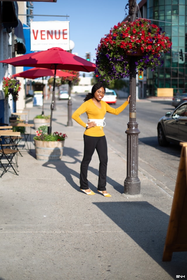 Finally a simple and practical way to style a bright color sweater. Love how she styled this mustard yellow sweater outfit with a complementary cream color obi belt. The two-tone ballet flats ties the entire look together! This fall look is all about yellow sweaters, yoga pants, pullover sweaters, Alaska blogger, New Jersey fashion blogger, and cozy outfits.