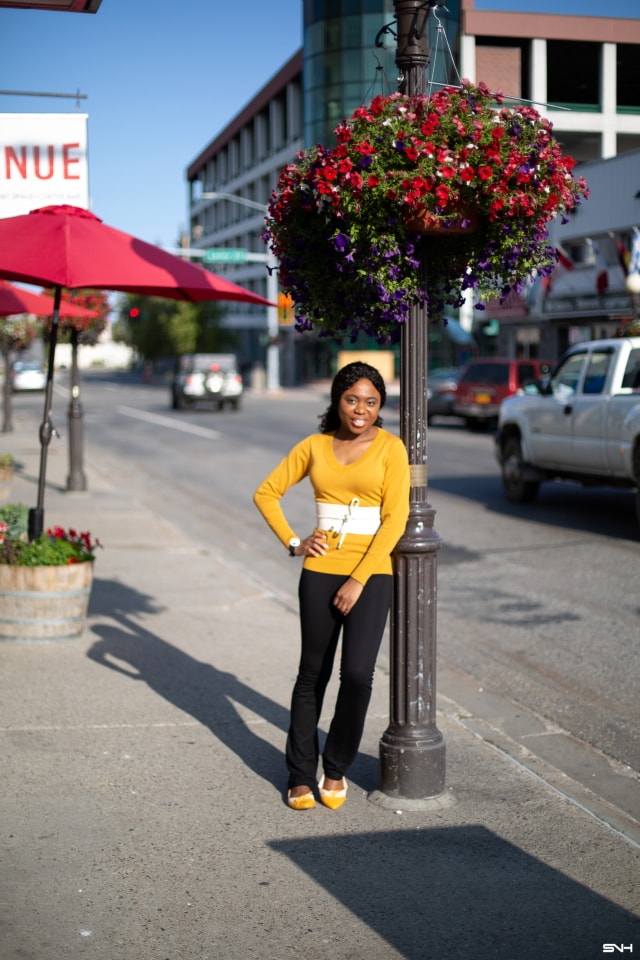 Finally a simple and practical way to style a bright color sweater. Love how she styled this mustard yellow sweater outfit with a complementary cream color obi belt. The two-tone ballet flats ties the entire look together! This fall look is all about yellow sweaters, yoga pants, pullover sweaters, Alaska blogger, New Jersey fashion blogger, and cozy outfits.